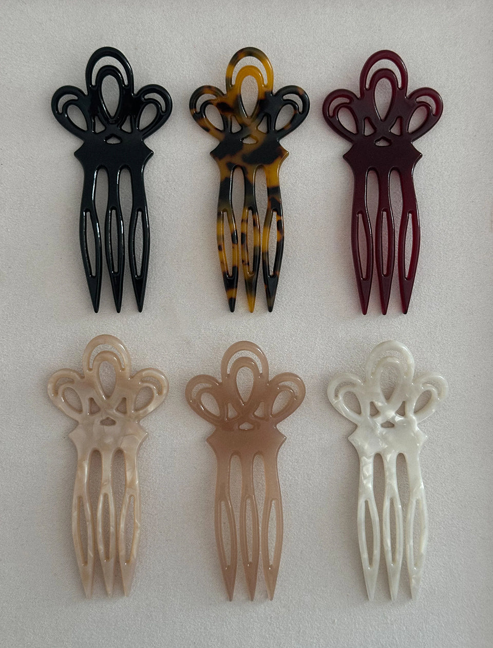 Spinka Rosita Pico Copenhagen łączy w sobie tradycyjny design z nowoczesnym minimalizmem. Idealny element stylizacji, który podkreśli elegancję i swobodę.
Akcesoria do włosów nie podlegają zwrotowi ani wymianie ze względów higienicznych.