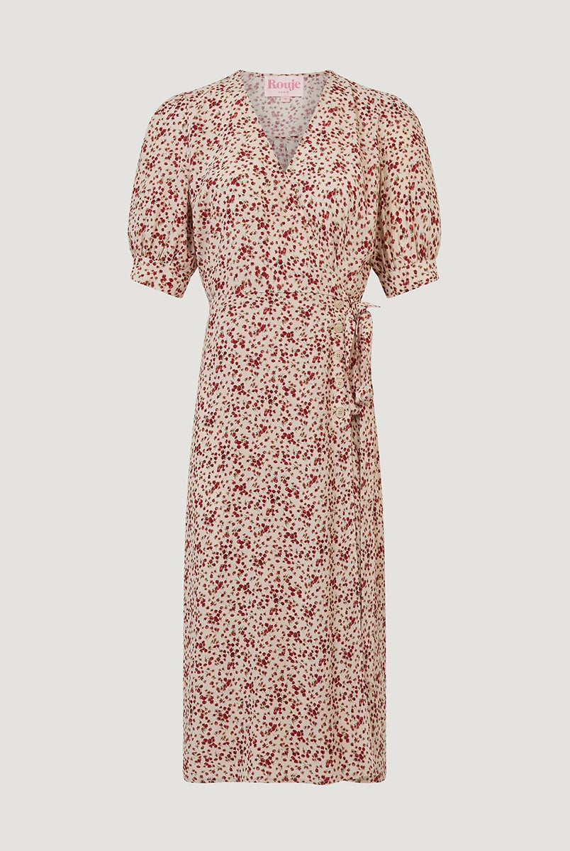 Zwiewna, kopertowa sukienka w kwiatowy print Rosalina Rouje z krótkimi, bufiastymi rękawami i trójkątnym dekoltem. Dopasowana i wiązana w talii za pomocą paska. Sukienka ma długość za kolana.