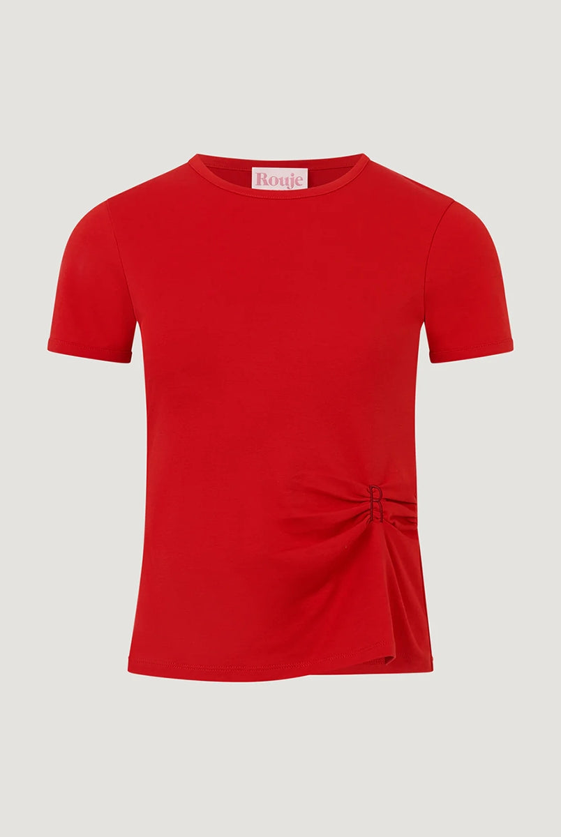 Czerwony, bawełniany t-shirt Nemi Rouje z okrągłym dekoltem i wąskim, krótkim rękawem. Po lewej stronie, w talii posiada ciekawe marszczenie i haftowaną literę R.