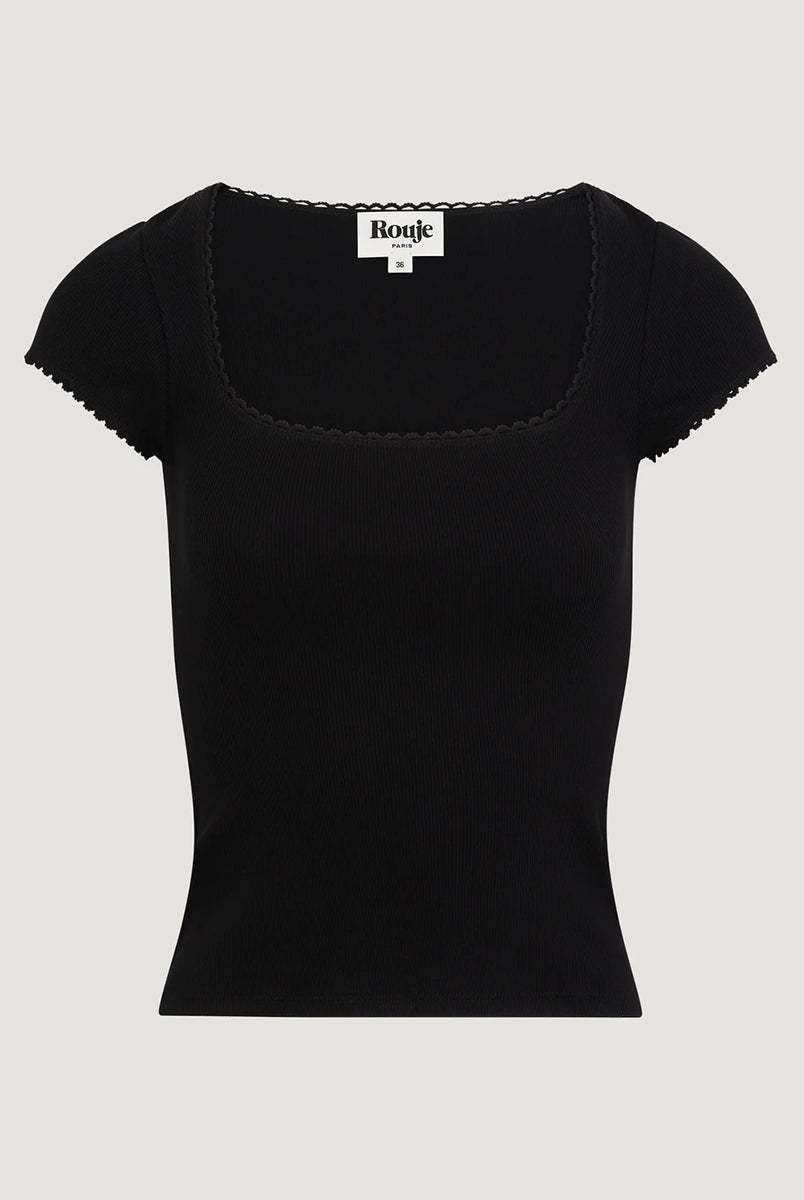Dopasowany, czarny t-shirt Siam Rouje z głębokim okrągłym dekoltem i krótkim rękawem. Wykończony delikatną koronką. Wykonany z lekko elastycznej, bawełnianej tkaniny o prążkowanej fakturze.