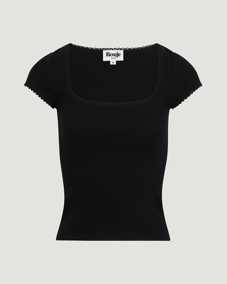 Dopasowany, czarny t-shirt Siam Rouje z głębokim okrągłym dekoltem i krótkim rękawem. Wykończony delikatną koronką. Wykonany z lekko elastycznej, bawełnianej tkaniny o prążkowanej fakturze.