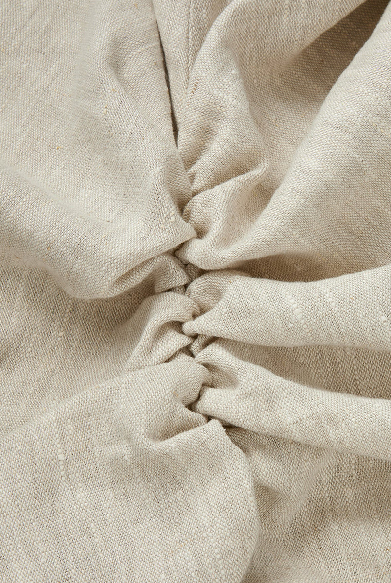 Drapowana, beżowa sukienka Sahara Light Linen marki SKALL z półwysokim dekoltem i rozcięciem. Z boku posiada efektowne marszczenia i drapowania. Zapinana na ukryty zamek błyskawiczny. Ma długość do połowy łydki. Wykonana w 100% z lnu.
-Półwysoki dekolt
-Marszczenia i drapowania
-Krój dopasowany do sylwetki. Jeśli wolisz mniej dopasowany, zalecamy wybór większego rozmiaru.