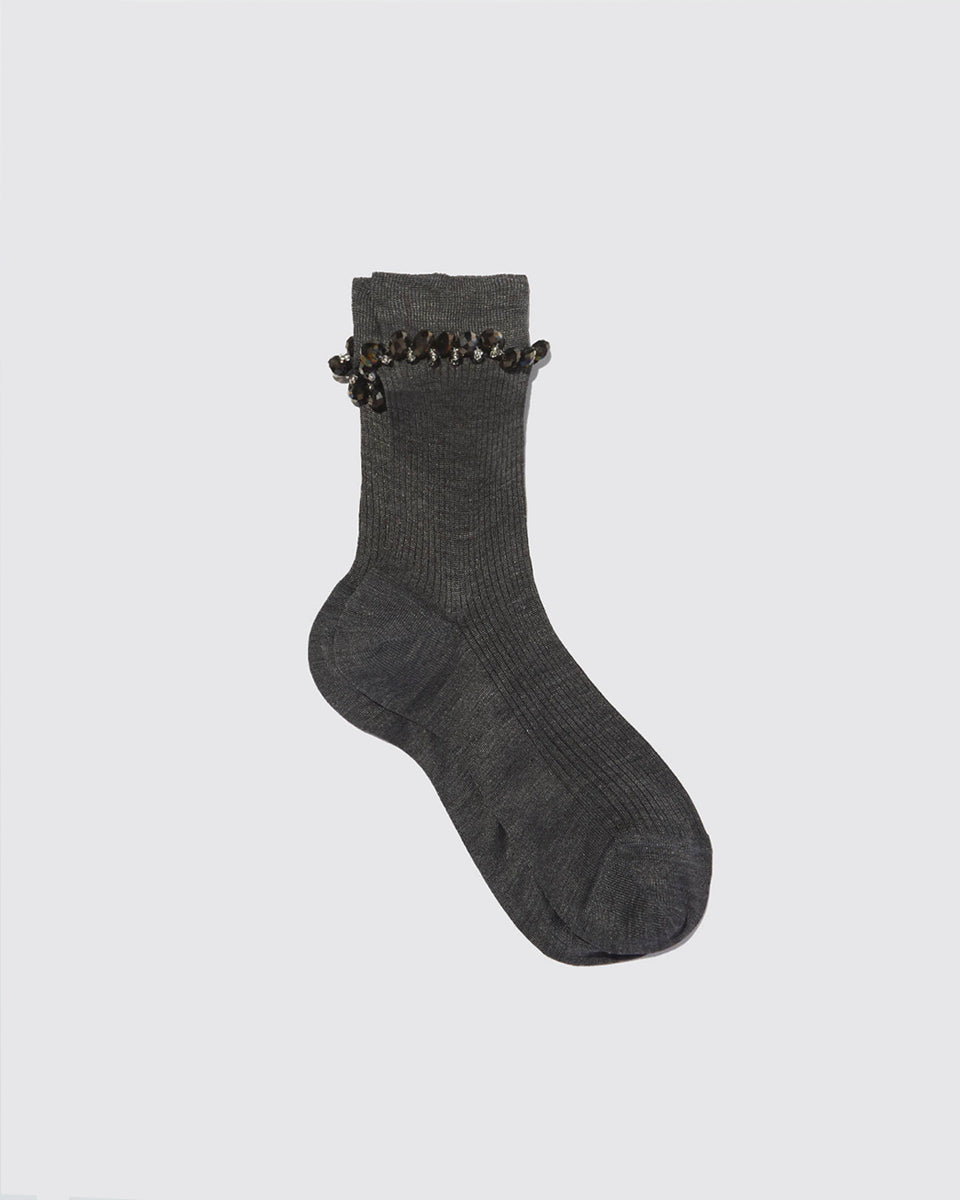 Cienkie, klasyczne skarpetki Sarah Grey Melange MARIA LA ROSA z ozdobnym elementem wokół kostki.
Wykonane we Włoszech.
