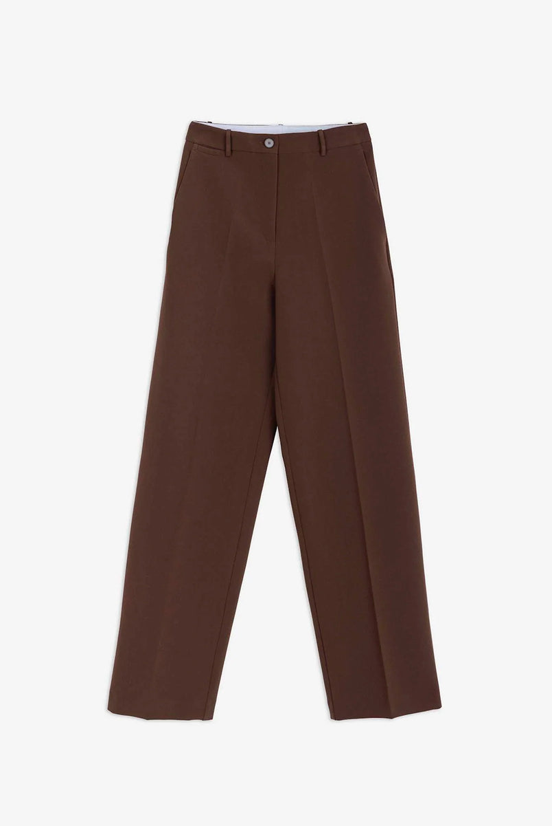 Luźne spodnie Sartoriale Brown z szeroką, prostą nogawką. Posiadają wysoki stan i szlufki umożliwiające noszenie paska. Mają dwie boczne kieszenie z przodu oraz dwie kieszenie z patkami z tyłu. Zapinane na suwak i guzik w pasie. Wykonane z mieszanki wiskozy. Idealne do codziennych, jesiennych stylizacji. 