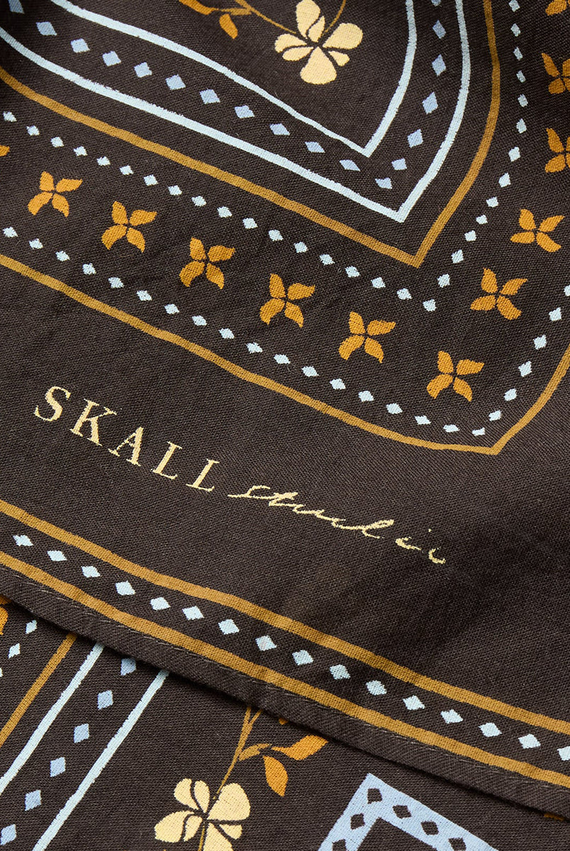 Klasyczna apaszka Skall Floral z cienkiej bawełny organicznej w drobny, roślinny print.
