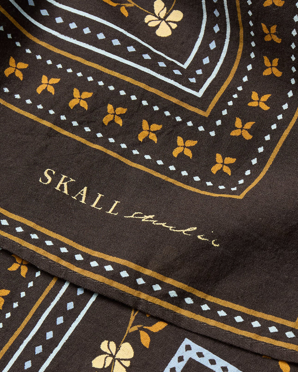 Klasyczna apaszka Skall Floral z cienkiej bawełny organicznej w drobny, roślinny print.