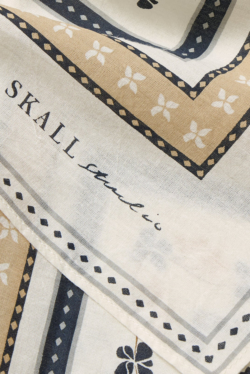 Klasyczna apaszka Skall Floral z cienkiej bawełny organicznej w drobny, roślinny print.