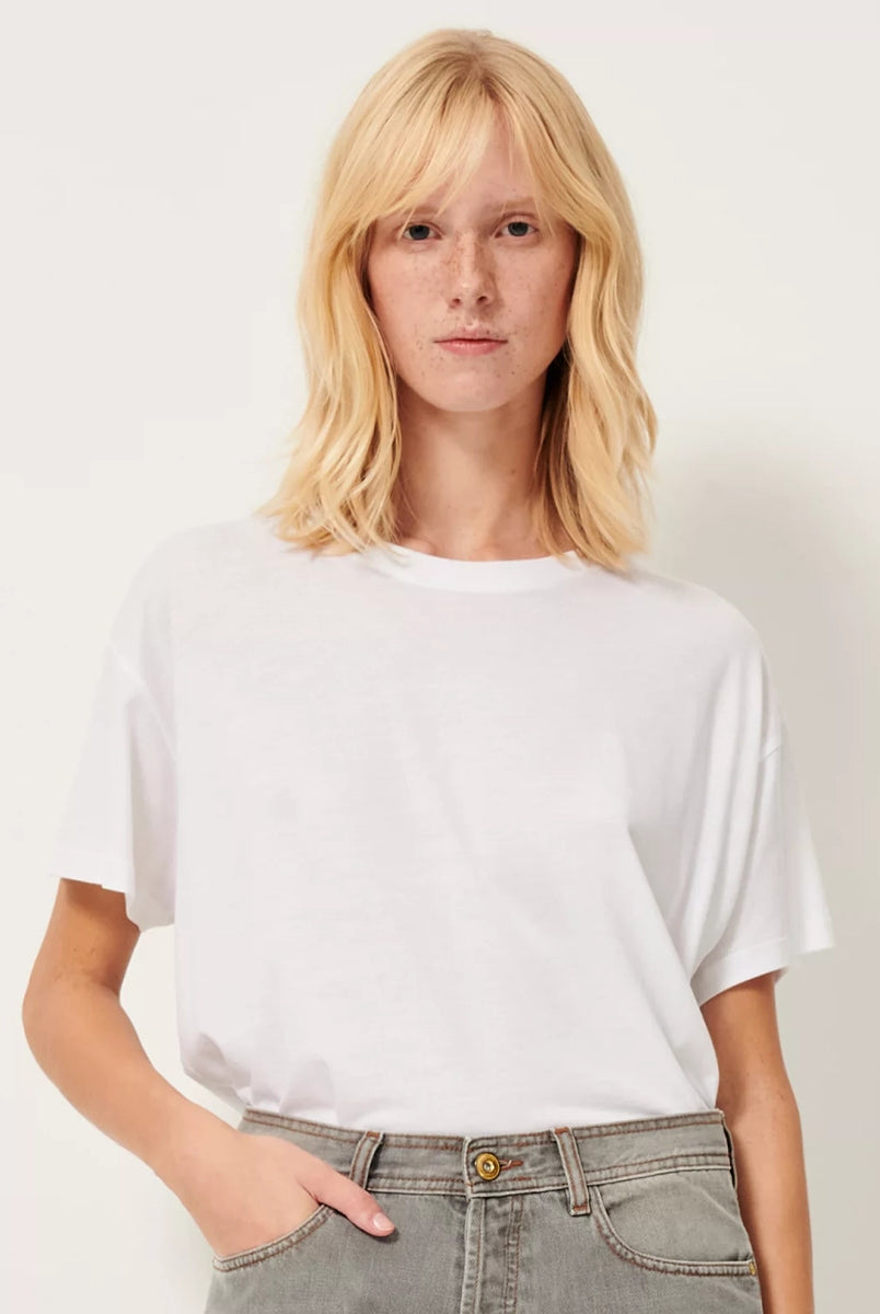 Luźny, biały t-shirt TOO Sessun z okrągłym dekoltem, krótkim rękawem i opadającymi ramionami. Koszulka posiada prosty krój.