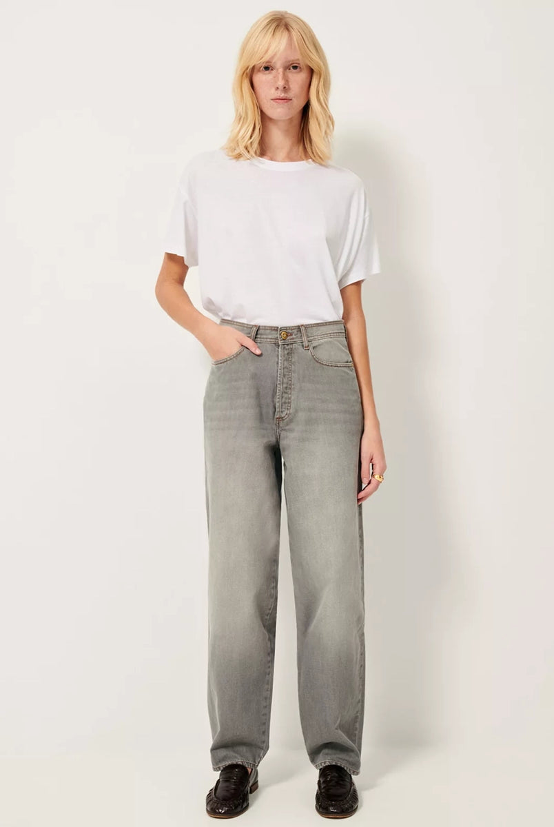 Luźny, biały t-shirt TOO Sessun z okrągłym dekoltem, krótkim rękawem i opadającymi ramionami. Koszulka posiada prosty krój.