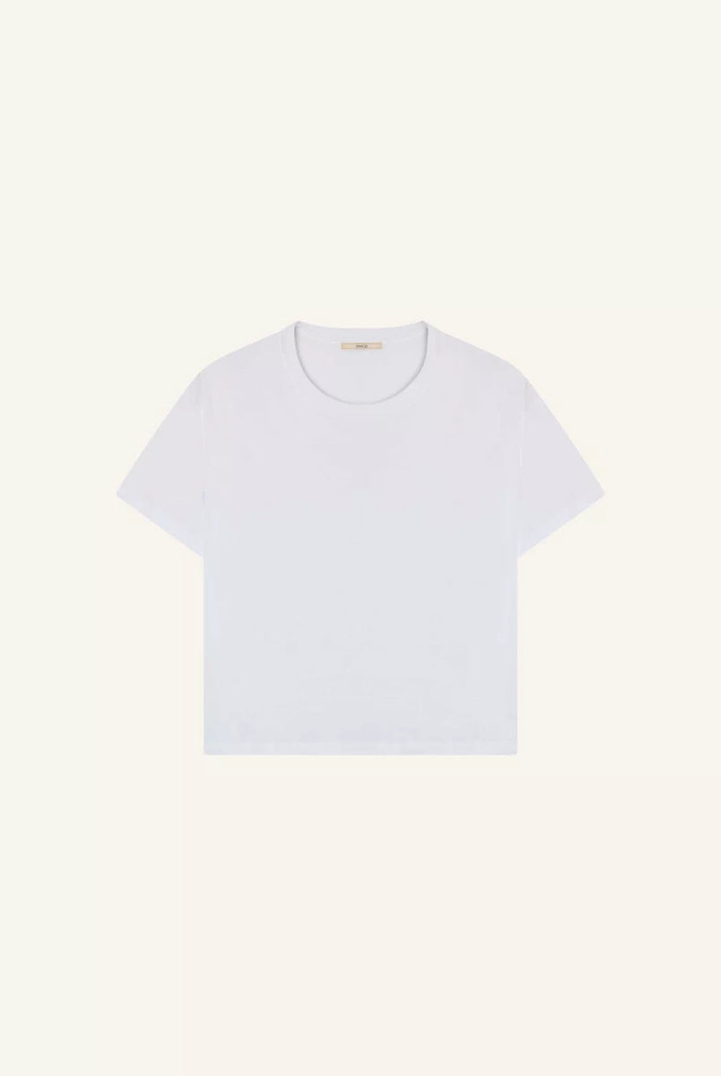 Luźny, biały t-shirt TOO Sessun z okrągłym dekoltem, krótkim rękawem i opadającymi ramionami. Koszulka posiada prosty krój.