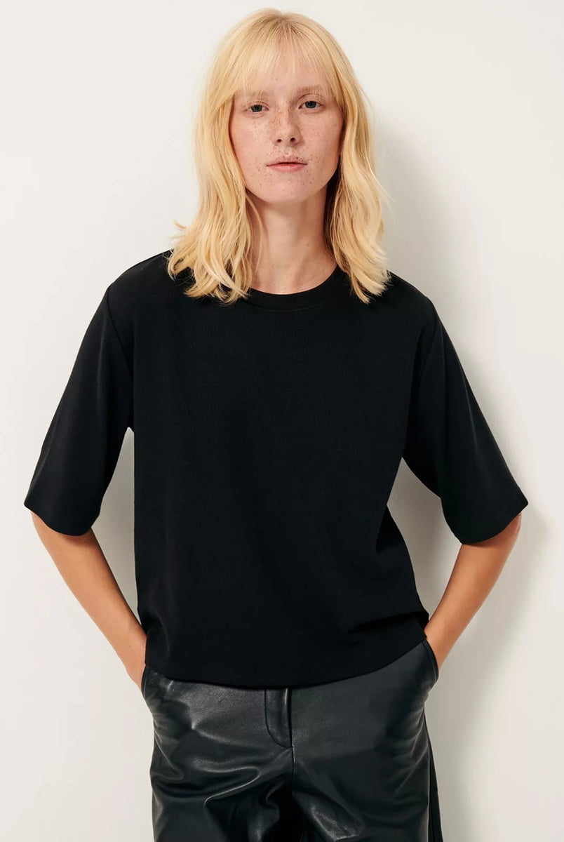Luźny, czarny t-shirt Serge Sessun z okrągłym dekoltem i krótkim rękawem o długości do łokcia.