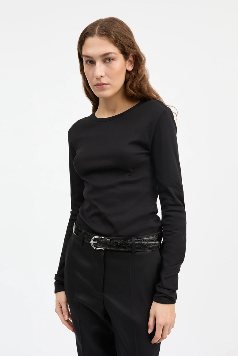 Minimalistyczny, czarny, bawełniany longsleeve Seventies O-neck SKALL z okrągłym dekoltem i wąskimi, długimi rękawami. Posiada przylegający do ciała fason i delikatną, gładką fakturę. Wykonany z organicznej i bardzo przyjemnej dla skóry bawełny. To bluzka idealna do warstwowych stylizacji.
-Przylegający fason
-100% bawełna organiczna
-Zamów longsleeve w swoim normalnym rozmiarze