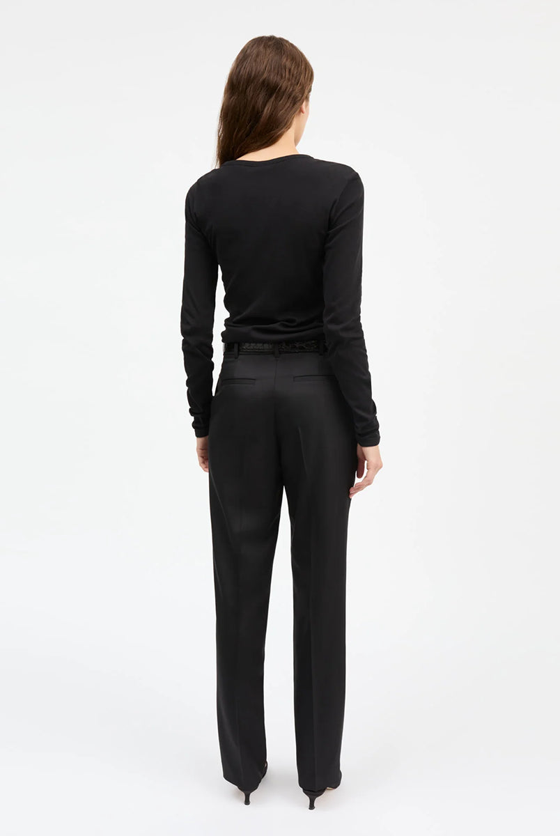 Minimalistyczny, czarny, bawełniany longsleeve Seventies O-neck SKALL z okrągłym dekoltem i wąskimi, długimi rękawami. Posiada przylegający do ciała fason i delikatną, gładką fakturę. Wykonany z organicznej i bardzo przyjemnej dla skóry bawełny. To bluzka idealna do warstwowych stylizacji.
-Przylegający fason
-100% bawełna organiczna
-Zamów longsleeve w swoim normalnym rozmiarze