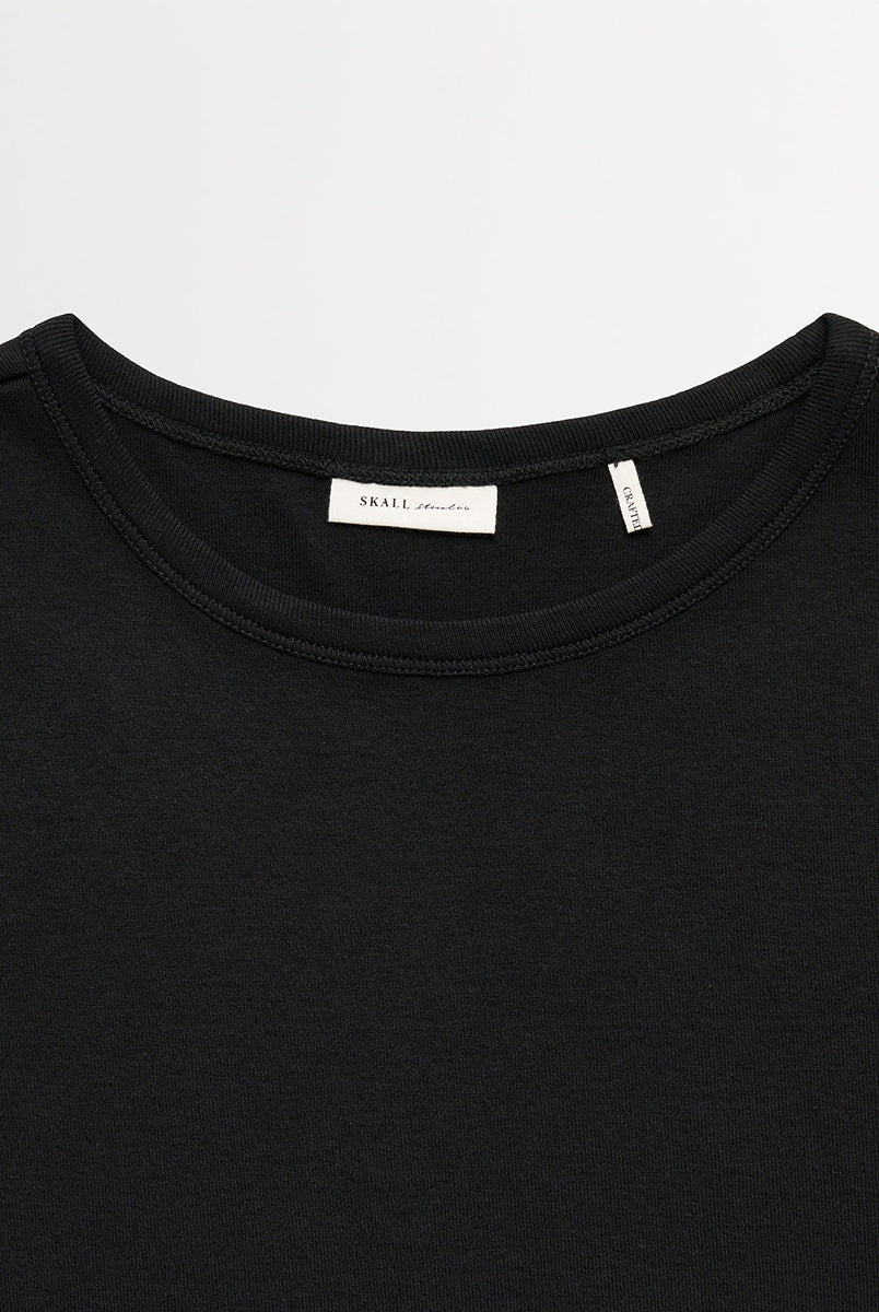 Minimalistyczny, czarny, bawełniany longsleeve Seventies O-neck SKALL z okrągłym dekoltem i wąskimi, długimi rękawami. Posiada przylegający do ciała fason i delikatną, gładką fakturę. Wykonany z organicznej i bardzo przyjemnej dla skóry bawełny. To bluzka idealna do warstwowych stylizacji.
-Przylegający fason
-100% bawełna organiczna
-Zamów longsleeve w swoim normalnym rozmiarze