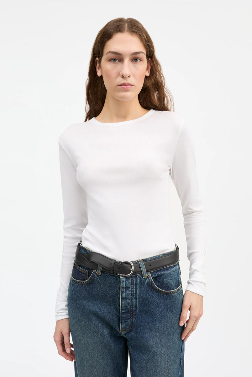 Minimalistyczny, biały, bawełniany longsleeve Seventies O-neck SKALL z okrągłym dekoltem i wąskimi, długimi rękawami. Posiada przylegający do ciała fason i delikatną, gładką fakturę. Wykonany z organicznej i bardzo przyjemnej dla skóry bawełny. To bluzka idealna do warstwowych stylizacji.
-Przylegający fason
-100% bawełna organiczna
-Zamów longsleeve w swoim normalnym rozmiarze
