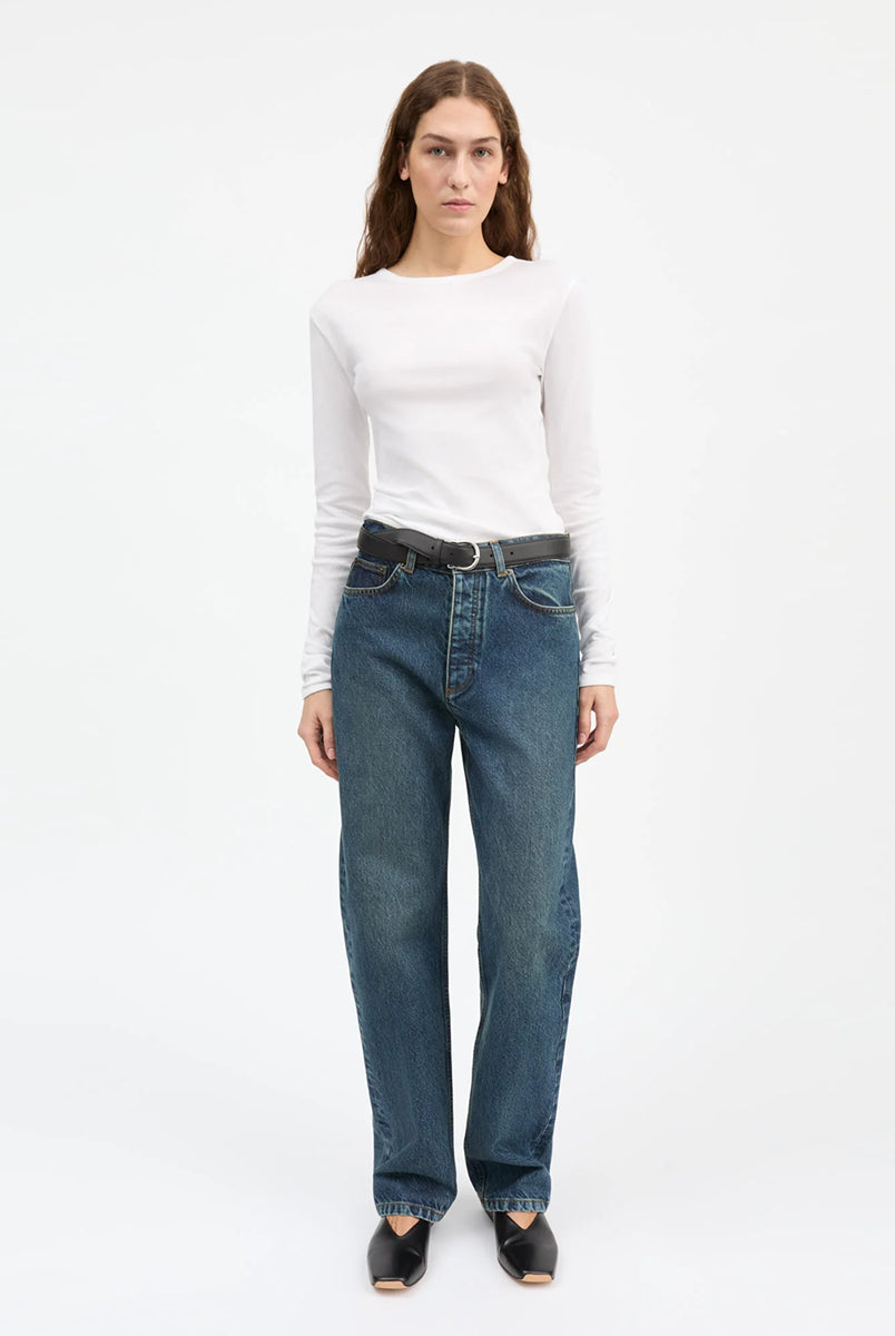 Minimalistyczny, biały, bawełniany longsleeve Seventies O-neck SKALL z okrągłym dekoltem i wąskimi, długimi rękawami. Posiada przylegający do ciała fason i delikatną, gładką fakturę. Wykonany z organicznej i bardzo przyjemnej dla skóry bawełny. To bluzka idealna do warstwowych stylizacji.
-Przylegający fason
-100% bawełna organiczna
-Zamów longsleeve w swoim normalnym rozmiarze