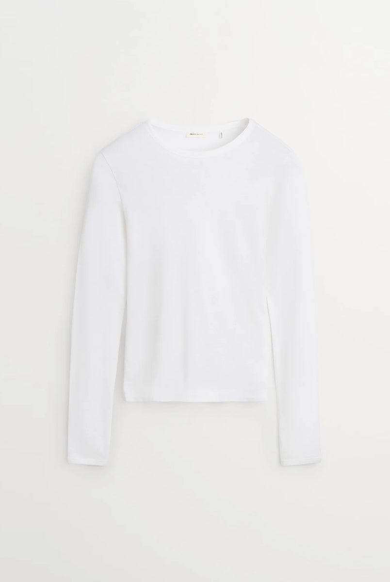 Minimalistyczny, biały, bawełniany longsleeve Seventies O-neck SKALL z okrągłym dekoltem i wąskimi, długimi rękawami. Posiada przylegający do ciała fason i delikatną, gładką fakturę. Wykonany z organicznej i bardzo przyjemnej dla skóry bawełny. To bluzka idealna do warstwowych stylizacji.
-Przylegający fason
-100% bawełna organiczna
-Zamów longsleeve w swoim normalnym rozmiarze