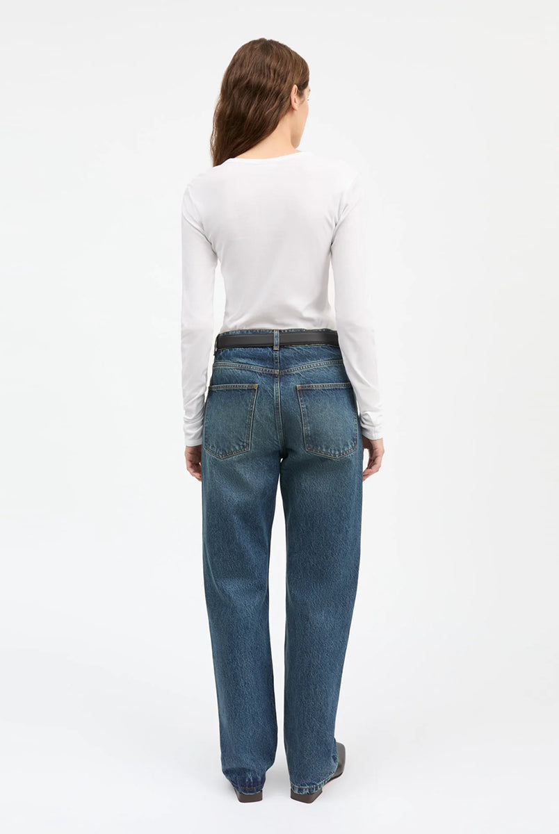 Minimalistyczny, biały, bawełniany longsleeve Seventies O-neck SKALL z okrągłym dekoltem i wąskimi, długimi rękawami. Posiada przylegający do ciała fason i delikatną, gładką fakturę. Wykonany z organicznej i bardzo przyjemnej dla skóry bawełny. To bluzka idealna do warstwowych stylizacji.
-Przylegający fason
-100% bawełna organiczna
-Zamów longsleeve w swoim normalnym rozmiarze