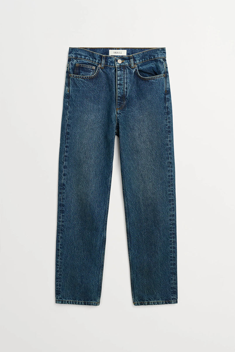 Klasyczne jeansy Sharon Straight Washed Dark Blue marki SKALL z wysokim stanem, wąskimi, prostymi nogawkami i klasycznymi, jeansowymi detalami. Mają pięć kieszeni, szlufki na pasek oraz haftowane logo marki z tyłu w pasie. Wykonane w 100% z certyfikowanej bawełny organicznej.
-Wysoki stan
-Wąskie, proste nogawki
-100% bawełna organiczna