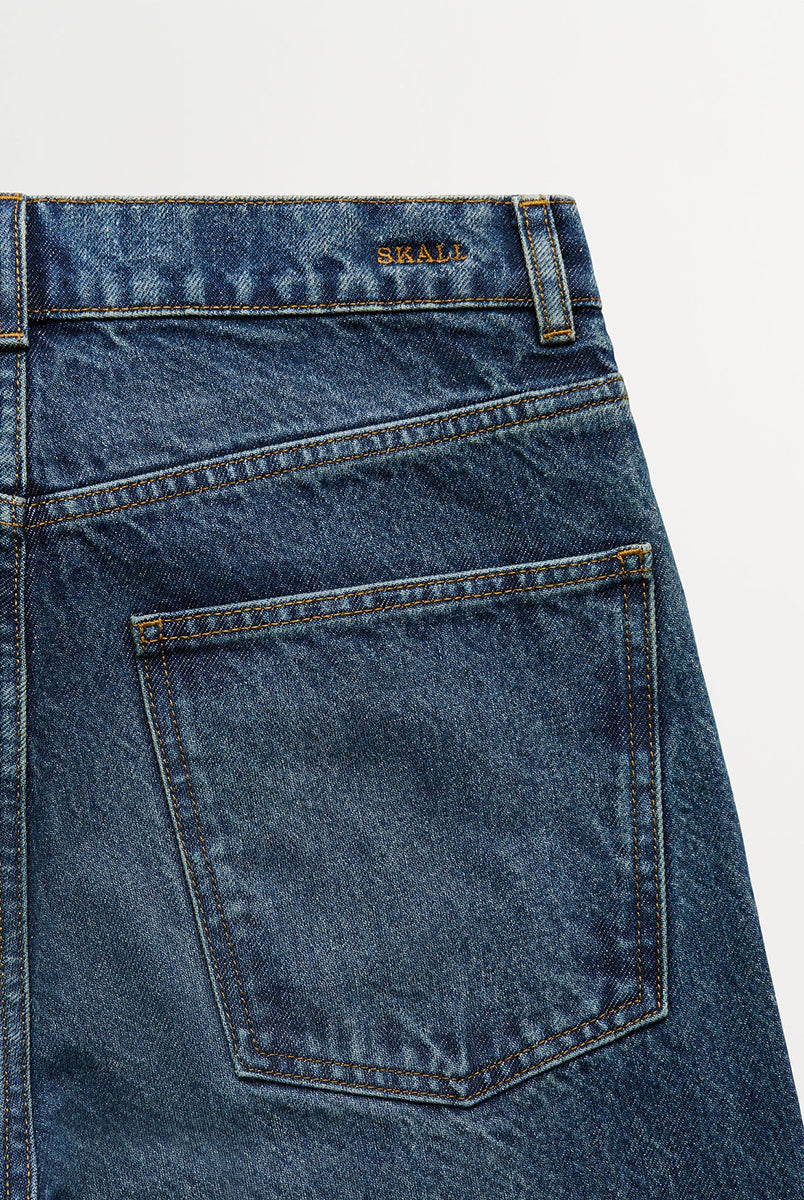 Klasyczne jeansy Sharon Straight Washed Dark Blue marki SKALL z wysokim stanem, wąskimi, prostymi nogawkami i klasycznymi, jeansowymi detalami. Mają pięć kieszeni, szlufki na pasek oraz haftowane logo marki z tyłu w pasie. Wykonane w 100% z certyfikowanej bawełny organicznej.
-Wysoki stan
-Wąskie, proste nogawki
-100% bawełna organiczna