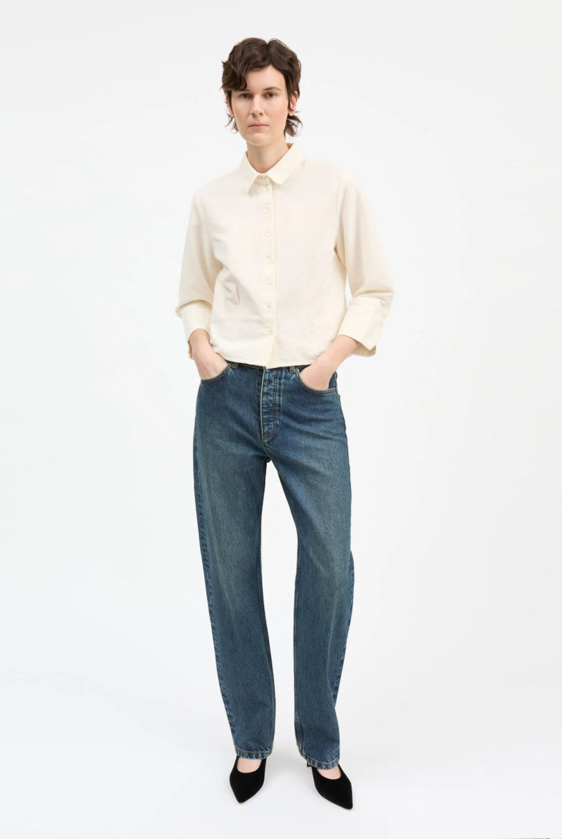 Klasyczne jeansy Sharon Straight Washed Dark Blue marki SKALL z wysokim stanem, wąskimi, prostymi nogawkami i klasycznymi, jeansowymi detalami. Mają pięć kieszeni, szlufki na pasek oraz haftowane logo marki z tyłu w pasie. Wykonane w 100% z certyfikowanej bawełny organicznej.
-Wysoki stan
-Wąskie, proste nogawki
-100% bawełna organiczna