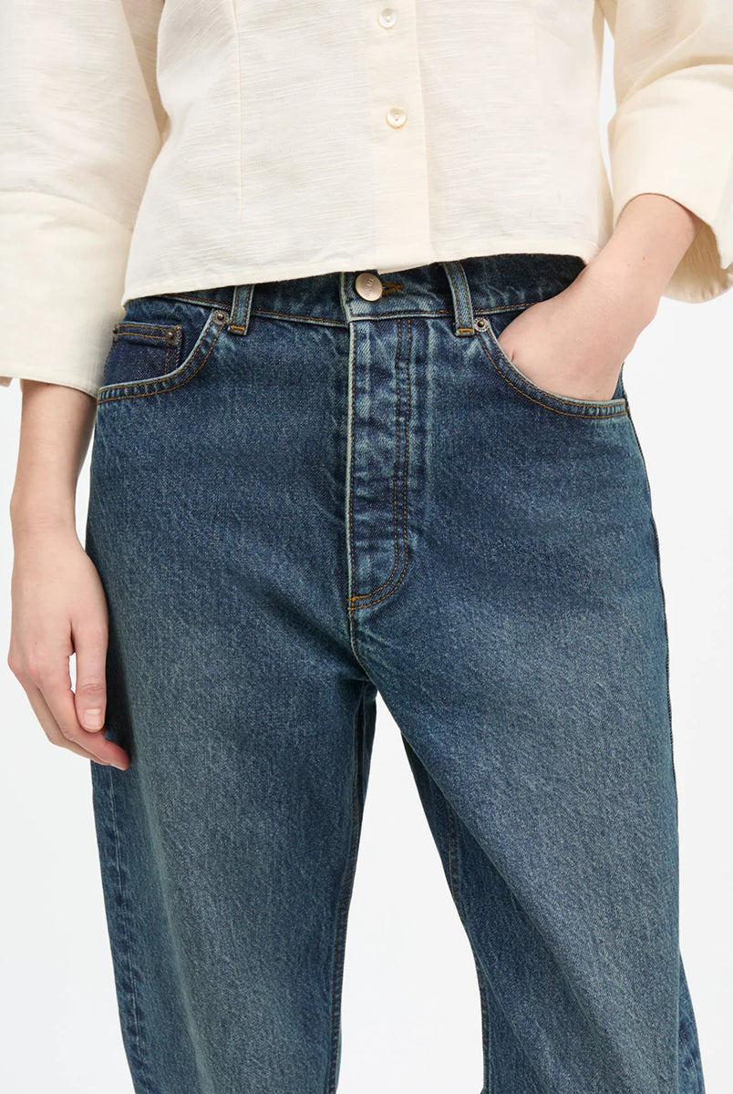 Klasyczne jeansy Sharon Straight Washed Dark Blue marki SKALL z wysokim stanem, wąskimi, prostymi nogawkami i klasycznymi, jeansowymi detalami. Mają pięć kieszeni, szlufki na pasek oraz haftowane logo marki z tyłu w pasie. Wykonane w 100% z certyfikowanej bawełny organicznej.
-Wysoki stan
-Wąskie, proste nogawki
-100% bawełna organiczna