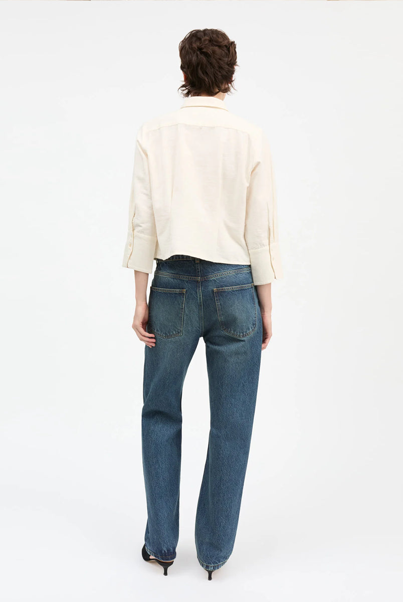 Klasyczne jeansy Sharon Straight Washed Dark Blue marki SKALL z wysokim stanem, wąskimi, prostymi nogawkami i klasycznymi, jeansowymi detalami. Mają pięć kieszeni, szlufki na pasek oraz haftowane logo marki z tyłu w pasie. Wykonane w 100% z certyfikowanej bawełny organicznej.
-Wysoki stan
-Wąskie, proste nogawki
-100% bawełna organiczna