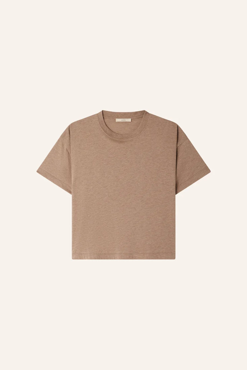Luźny t-shirt Too Sessun z okrągłym dekoltem i krótkim rękawem. Koszulka ma prosty krój. Wykonana jest z bardzo przyjemnej, lejącej tkaniny z bawełną i lyocellem.
-Luźny fason
-Zamów t-shirt w swoim standardowym rozmiarze