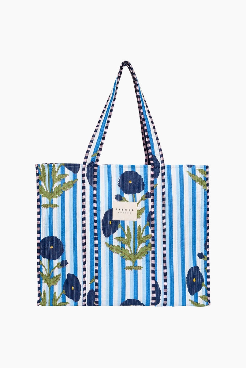 Duża torba w typie shopper Pricilla SISSEL EDELBO w niebieskie paski z ręcznie wykonanym, kwiatowym printem i haftem.