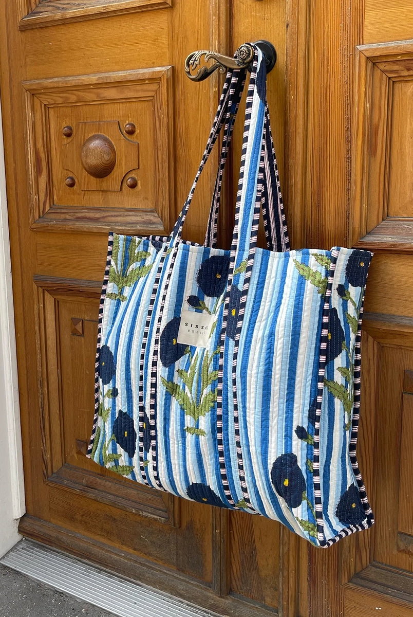 Duża torba w typie shopper Pricilla SISSEL EDELBO w niebieskie paski z ręcznie wykonanym, kwiatowym printem i haftem.