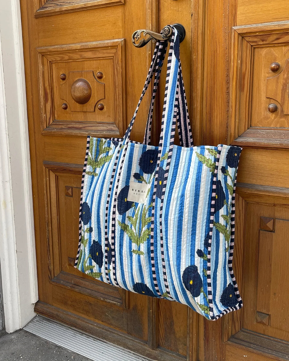 Duża torba w typie shopper Pricilla SISSEL EDELBO w niebieskie paski z ręcznie wykonanym, kwiatowym printem i haftem.