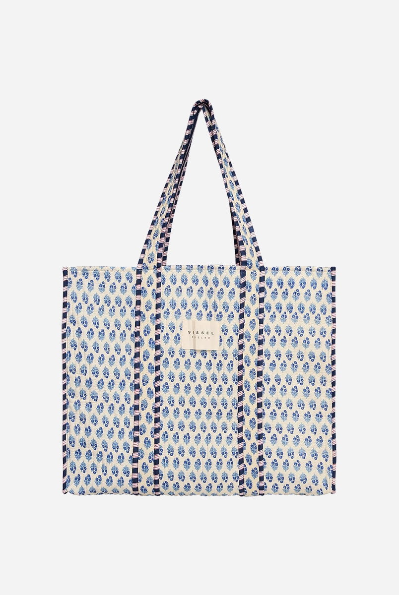 Duża torba w typie shopper Pricilla SISSEL EDELBO w niebieskie paski z ręcznie wykonanym, kwiatowym printem i haftem.