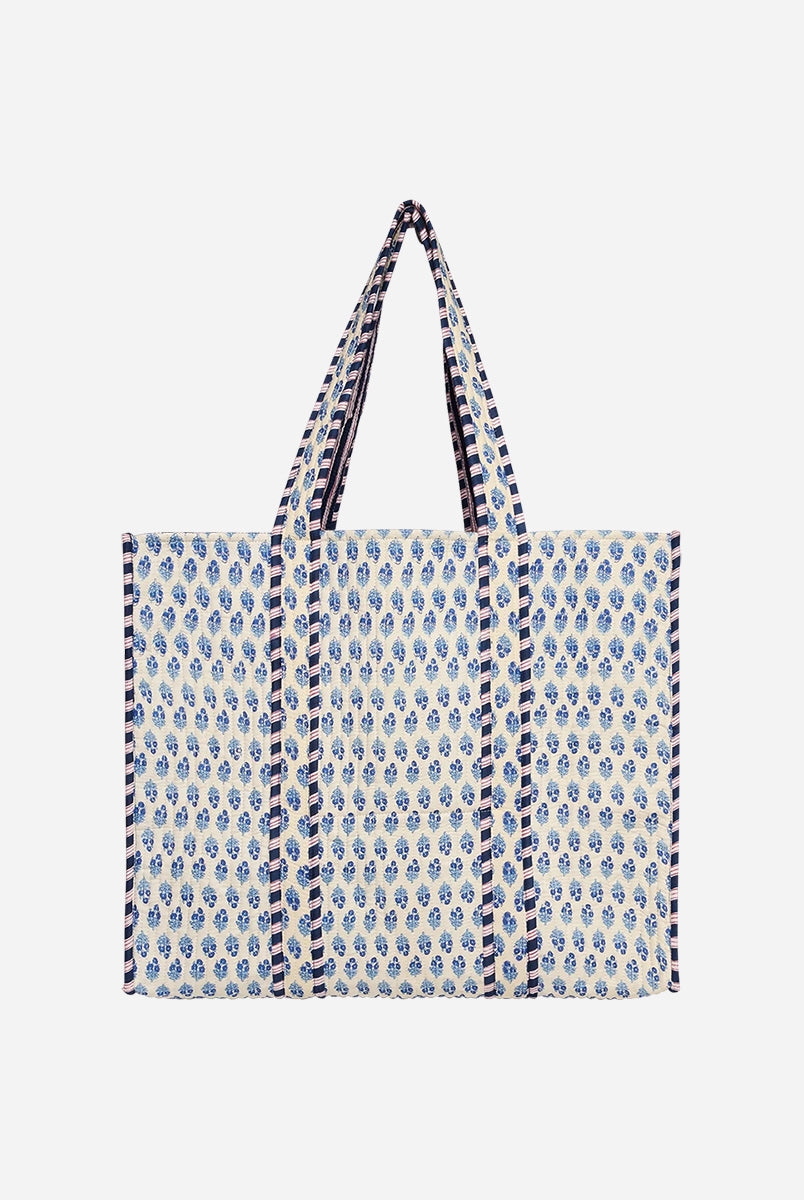 Duża torba w typie shopper Pricilla SISSEL EDELBO w niebieskie paski z ręcznie wykonanym, kwiatowym printem i haftem.
