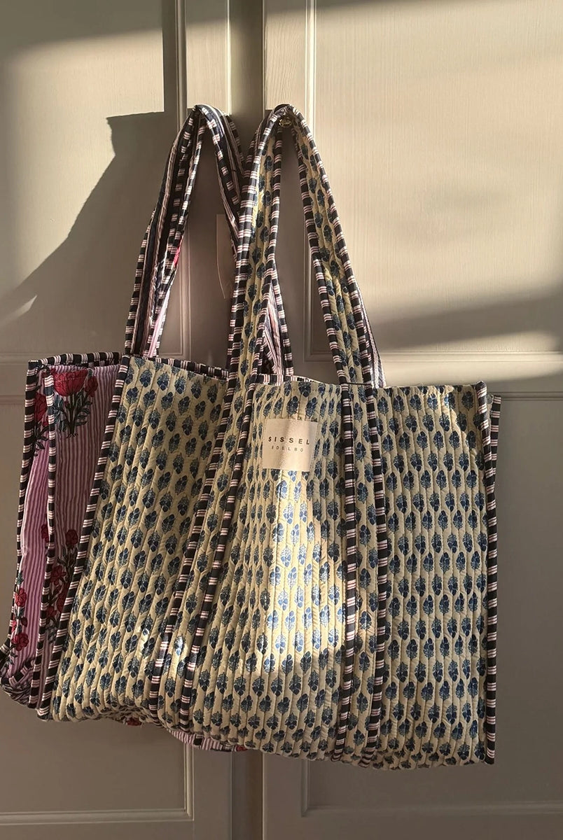 Duża torba w typie shopper Pricilla SISSEL EDELBO w niebieskie paski z ręcznie wykonanym, kwiatowym printem i haftem.