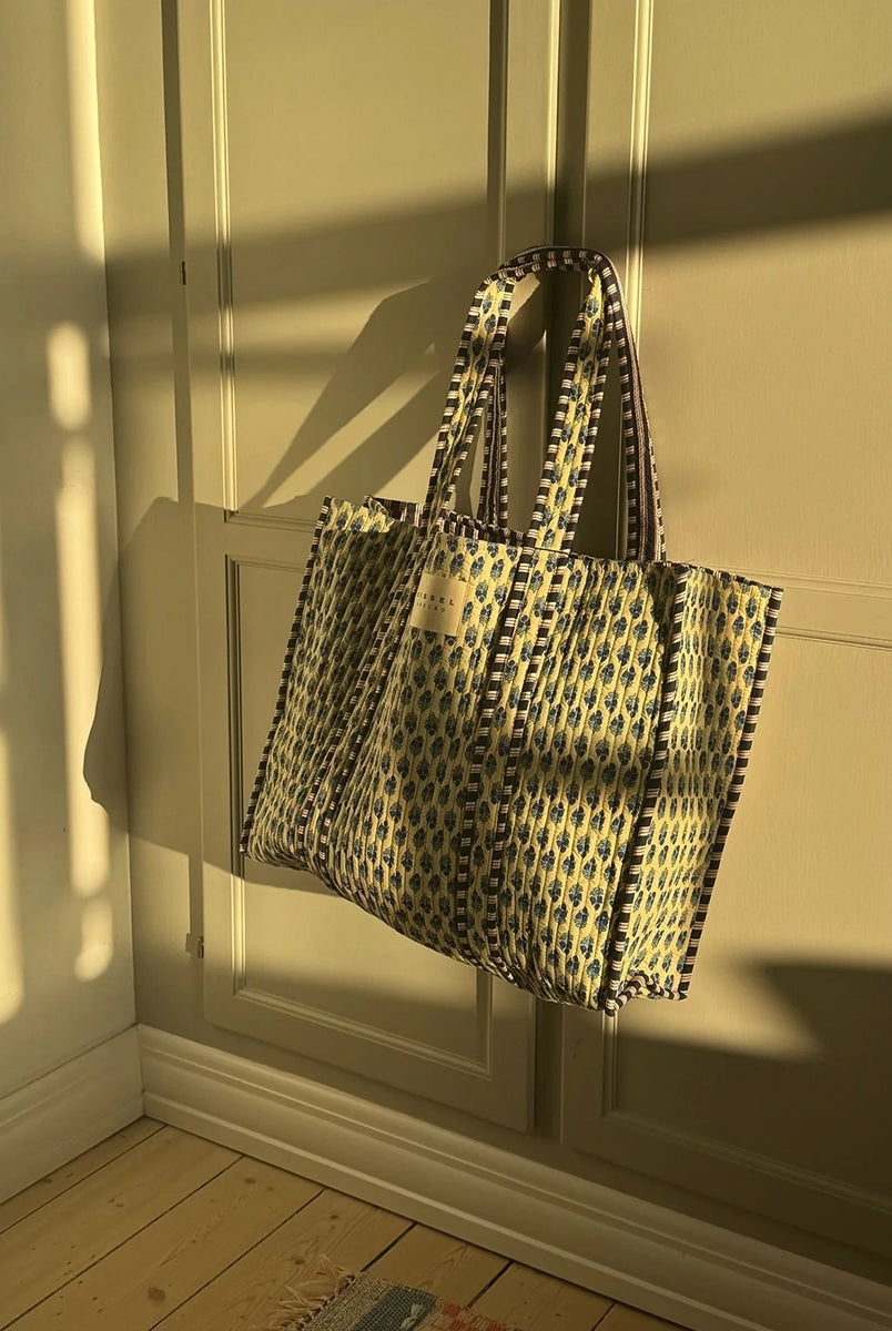 Duża torba w typie shopper Pricilla SISSEL EDELBO w niebieskie paski z ręcznie wykonanym, kwiatowym printem i haftem.