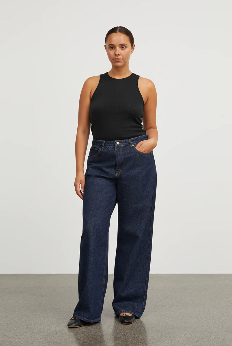 Luźne jeansy Willow Indigo Blue SKALL z obniżonym stanem i szerokimi, prostymi nogawkami. Posiadają kieszenie, szlufki na pasek i haftowane logo z tyłu w pasie. Jeansy maja standardową długość. Wykonane ze sztywnego denimu z bawełny organicznej.