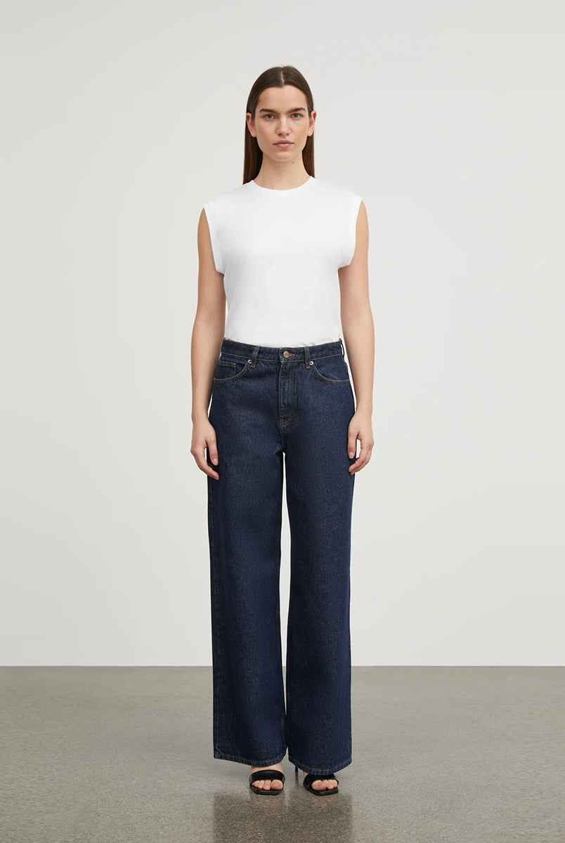 Luźne jeansy Willow Indigo Blue SKALL z obniżonym stanem i szerokimi, prostymi nogawkami. Posiadają kieszenie, szlufki na pasek i haftowane logo z tyłu w pasie. Jeansy maja standardową długość. Wykonane ze sztywnego denimu z bawełny organicznej.