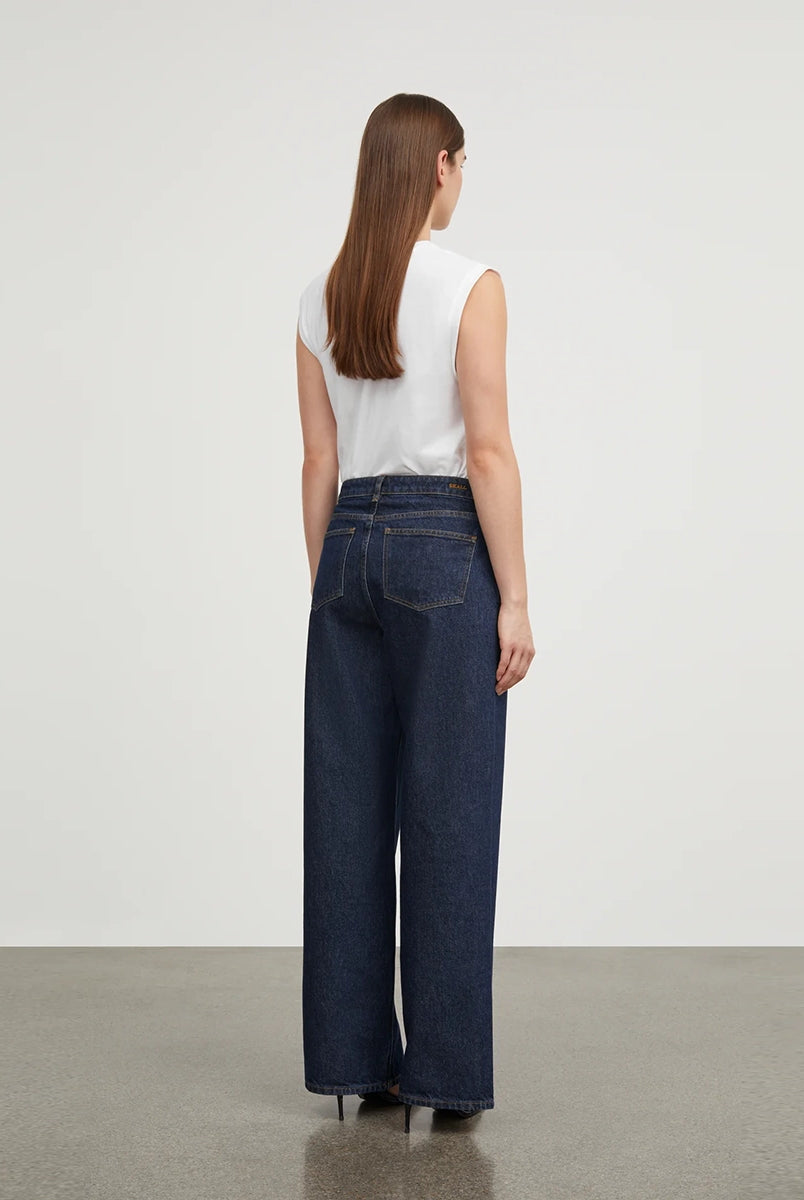 Luźne jeansy Willow Indigo Blue SKALL z obniżonym stanem i szerokimi, prostymi nogawkami. Posiadają kieszenie, szlufki na pasek i haftowane logo z tyłu w pasie. Jeansy maja standardową długość. Wykonane ze sztywnego denimu z bawełny organicznej.
