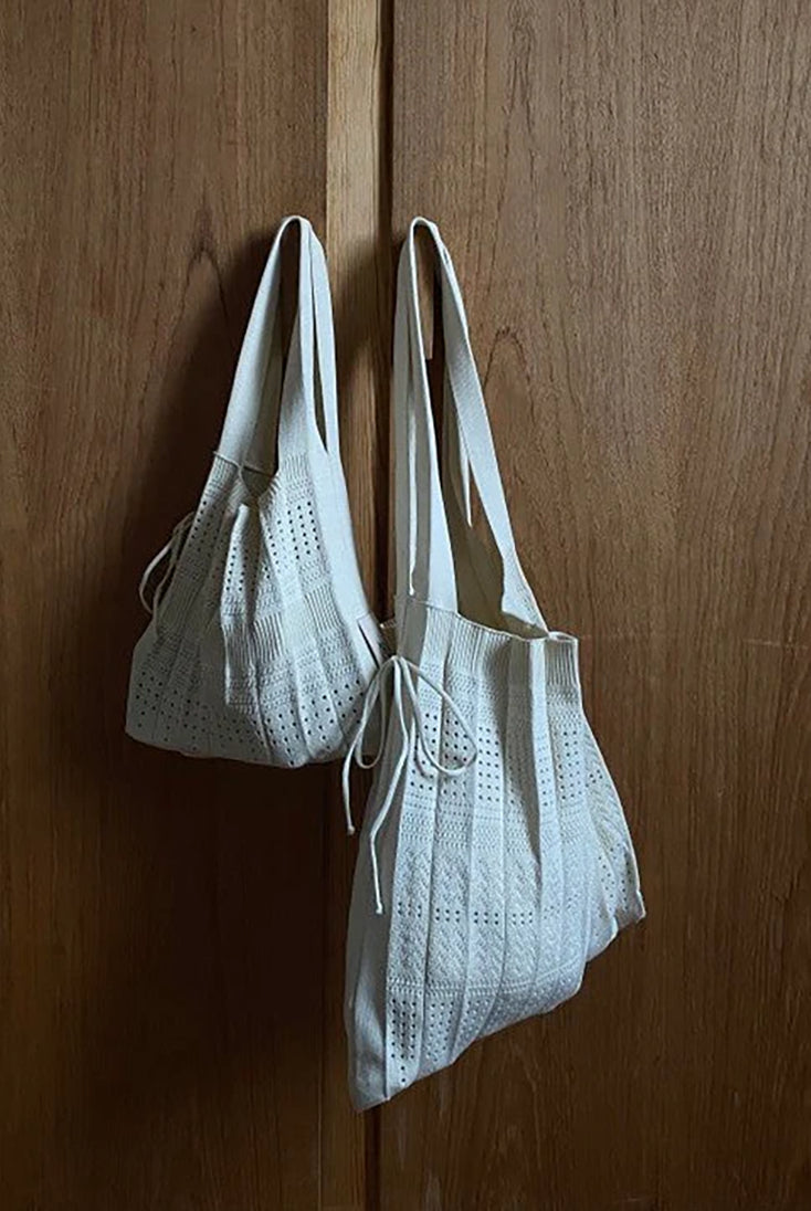 Mała, materiałowa torba Small Rosalia Pico Copenhagen w typie shopper wykonana z wytrzymałej, dzianinowej, plisowanej tkaniny z brokatową, błyszczącą nicią. Uroczy dodatek do codziennych stylizacji. Pomieści najważniejsze rzeczy i niewielkie zakupy. 