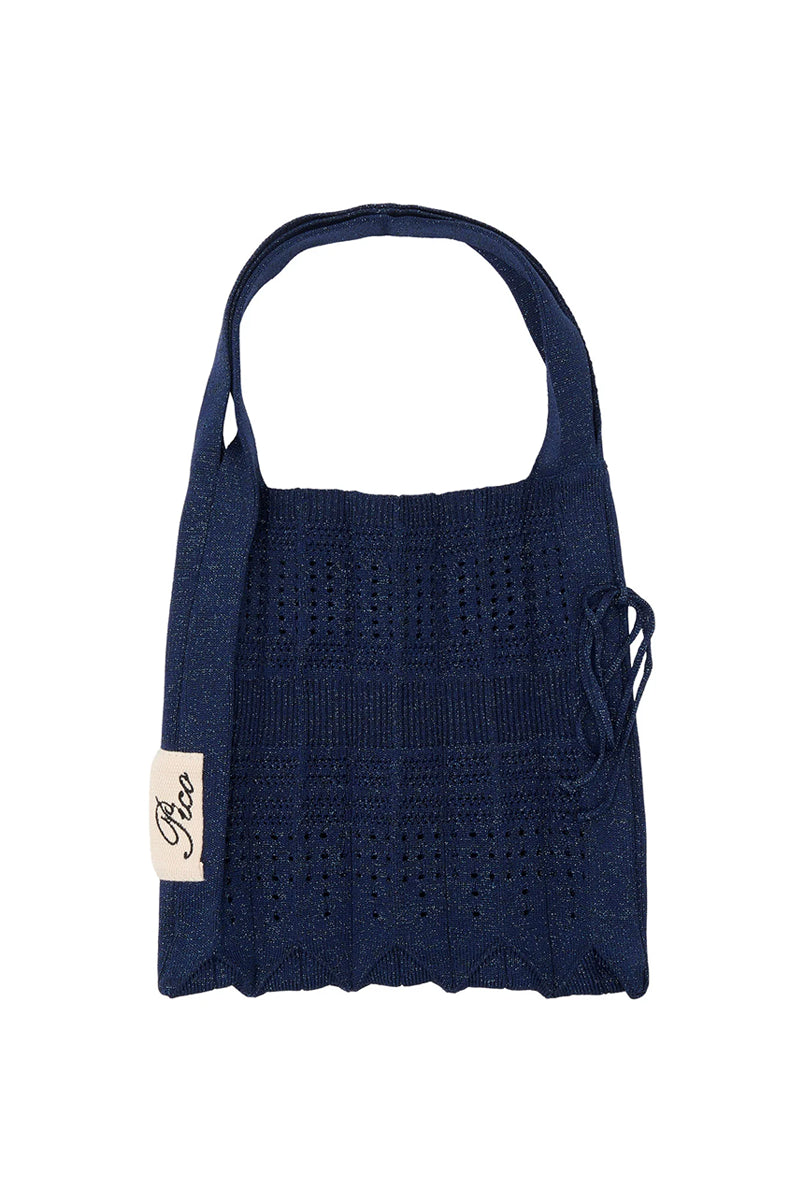 Mała, materiałowa torba Small Rosalia Pico Copenhagen w typie shopper wykonana z wytrzymałej, dzianinowej, plisowanej tkaniny z brokatową, błyszczącą nicią. Uroczy dodatek do codziennych stylizacji. Pomieści najważniejsze rzeczy i niewielkie zakupy. 