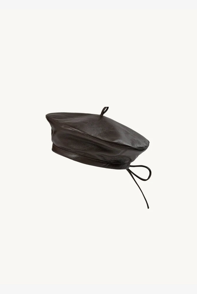 Skórzany beret z antenką Soho The Garment. Wiązany z tyłu za pomocą cienkich sznurków. Nada charakteru każdej stylizacji. Wykonany z miękkiej skóry cielęcej.