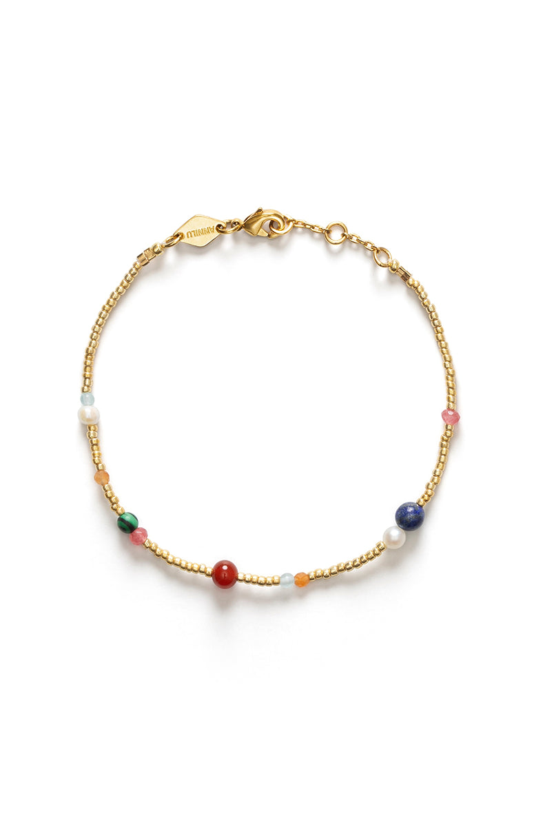 Cienka bransoletka Splash d'Or Gold Anni Lu z drobnych, szklanych koralików lapis lazuli, jadeitem, malachitem, awenturynem i hodowanymi perłami słodkowodnymi. Zakończona pozłacanym łańcuszkiem o regulowanej długości. Pięknie podkreśli nadgarstek. Idealna w połączeniu z innymi bransoletkami. 