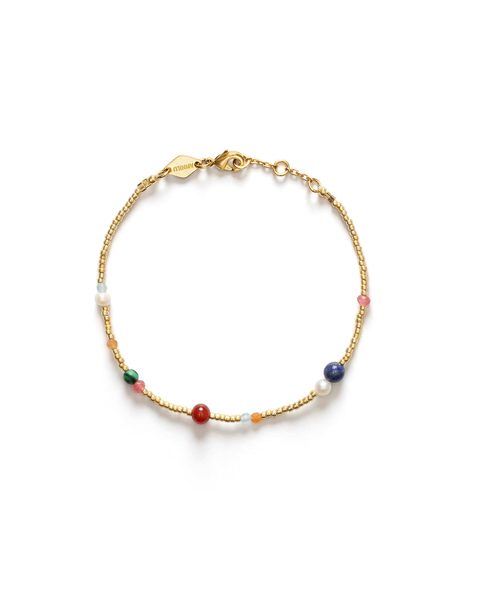 Cienka bransoletka Splash d'Or Gold Anni Lu z drobnych, szklanych koralików lapis lazuli, jadeitem, malachitem, awenturynem i hodowanymi perłami słodkowodnymi. Zakończona pozłacanym łańcuszkiem o regulowanej długości. Pięknie podkreśli nadgarstek. Idealna w połączeniu z innymi bransoletkami. 