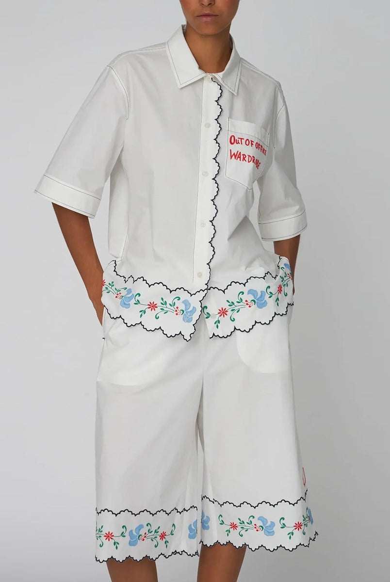 Oversizowa, biała koszula Coloured Embroidered z krótkim, szerokim rękawem, Dekorowana i wykończona pięknym, kolorowym haftem w ludowym stylu.