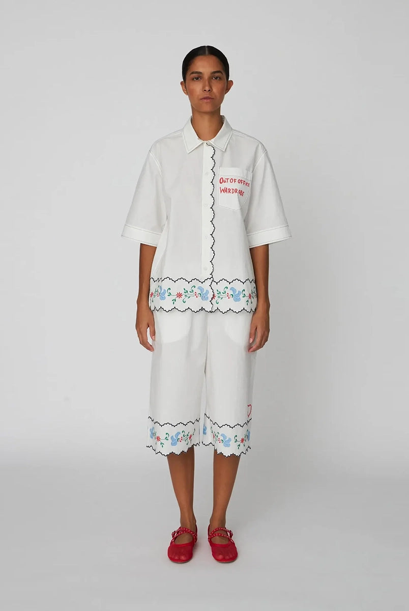 Oversizowa, biała koszula Coloured Embroidered z krótkim, szerokim rękawem, Dekorowana i wykończona pięknym, kolorowym haftem w ludowym stylu.