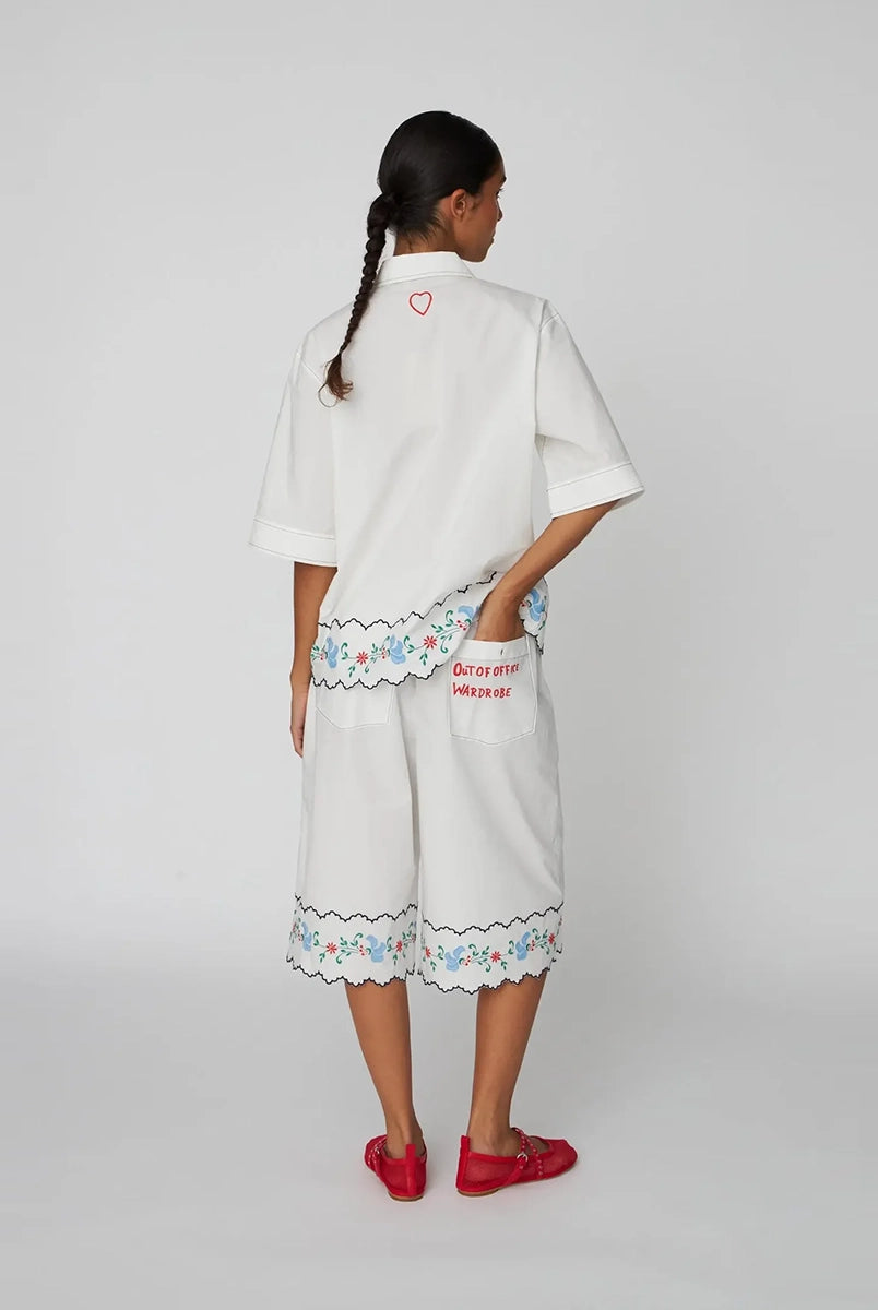 Oversizowa, biała koszula Coloured Embroidered z krótkim, szerokim rękawem, Dekorowana i wykończona pięknym, kolorowym haftem w ludowym stylu.