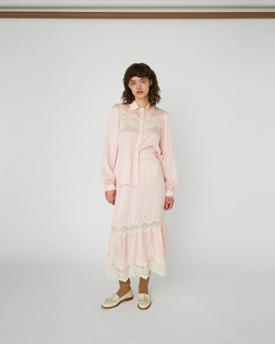 Midi spódnica Delicate Lace Kiss Rose marki STELLA NOVA z elastyczną talią na gumce oraz ozdobną koronką. Posiada długość do połowy łydki. 