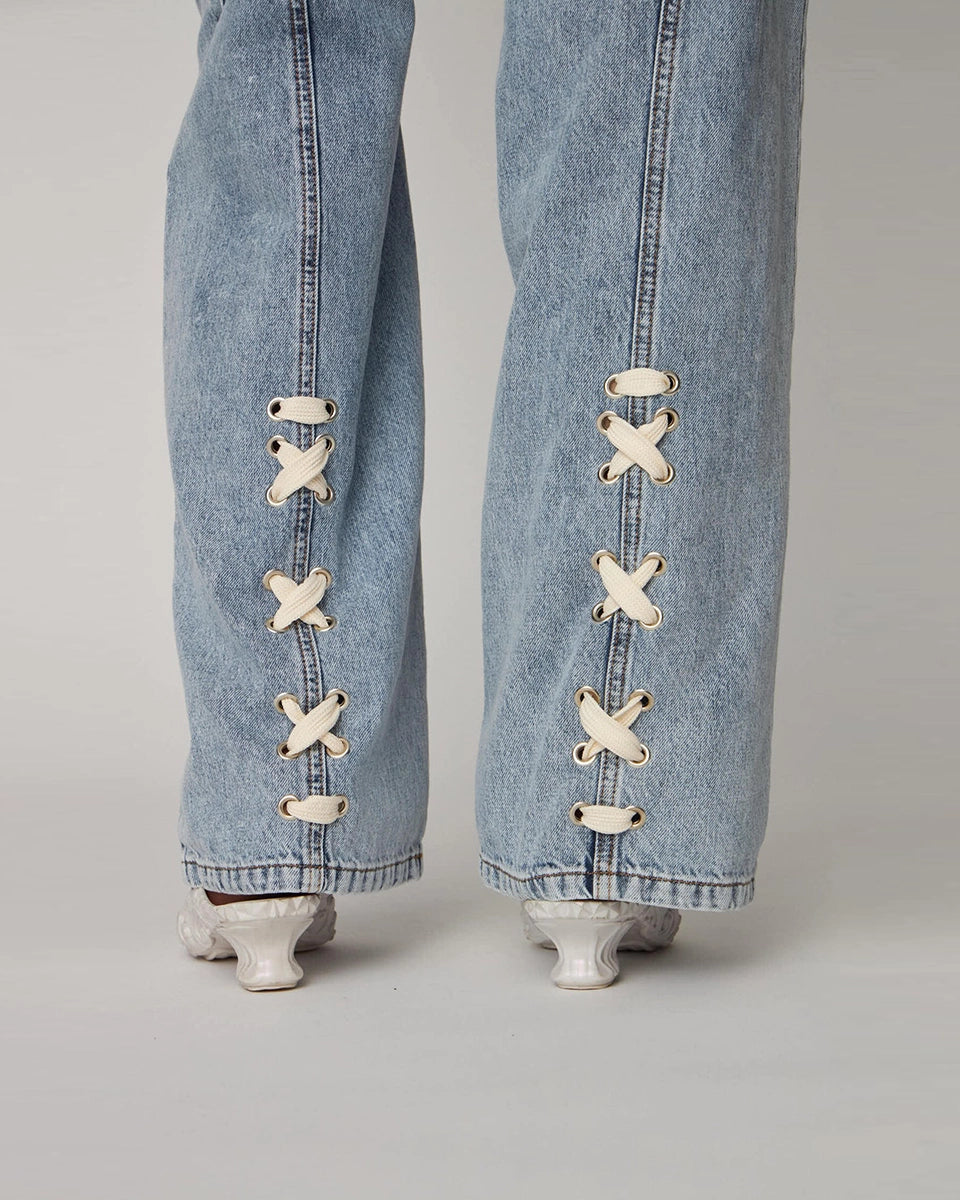 Luźne, niebieskie jeansy Moon Washed Denim STELLA NOVA z wysokim stanem i prostą, szeroką nogawką z przeszyciami. Z tyłu, u dołu nogawek posiadają oryginalne, plecione elementy.