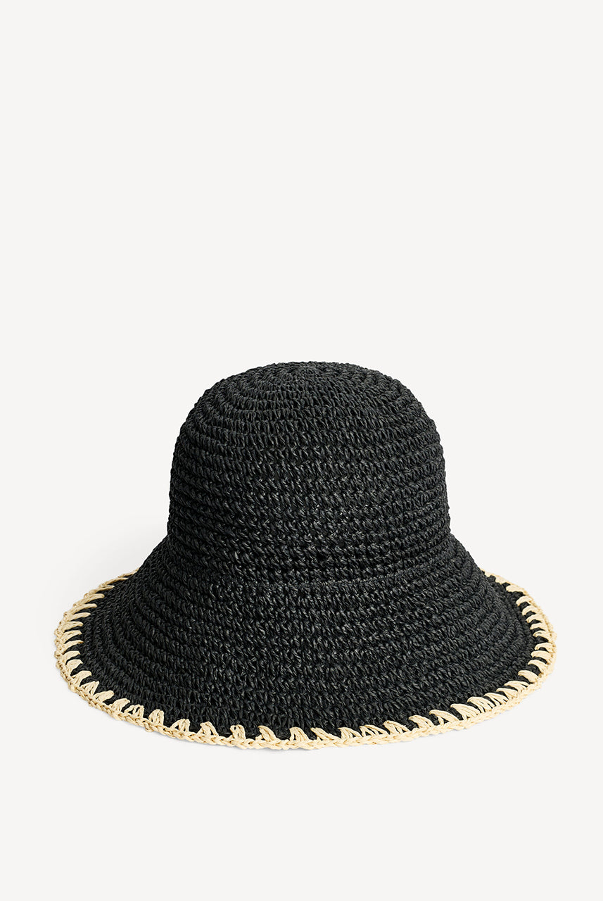 Ręcznie wykonany kapelusz Strawilla Black By Malene Birger z naturalnej, niebarwionej słomy papierowej. Zapewnia ochronę przed letnim słońcem. Zainspirowany klasycznym kapeluszem typu bucket hat, doda Twojej stylizacji charakteru. 