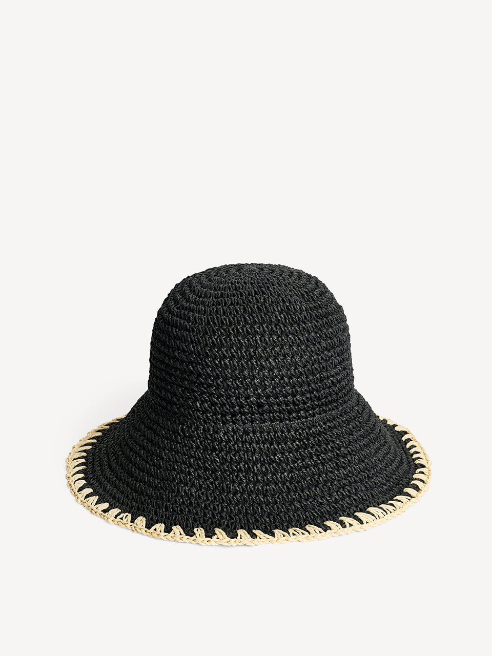 Ręcznie wykonany kapelusz Strawilla Black By Malene Birger z naturalnej, niebarwionej słomy papierowej. Zapewnia ochronę przed letnim słońcem. Zainspirowany klasycznym kapeluszem typu bucket hat, doda Twojej stylizacji charakteru. 